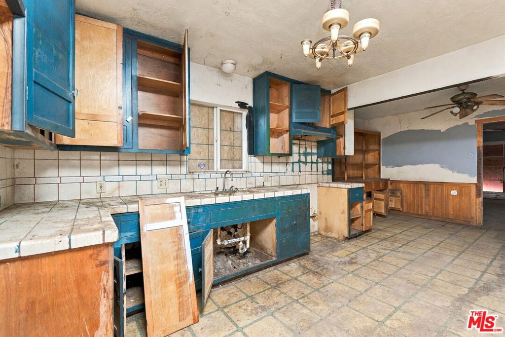 528 S D St, Exeter, CA 93221