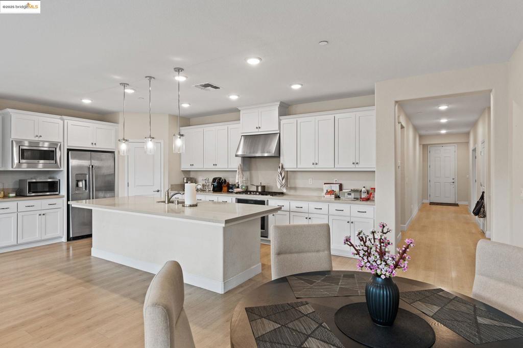 1052 Camborne Dr, Manteca, CA 95336