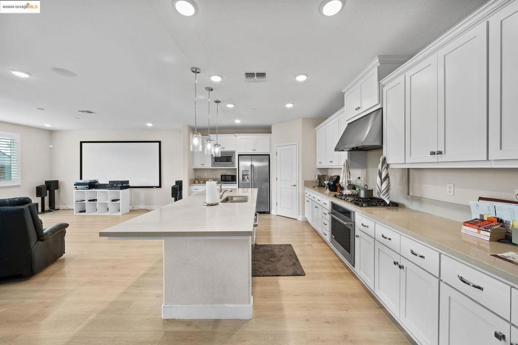 1052 Camborne Dr, Manteca, CA 95336