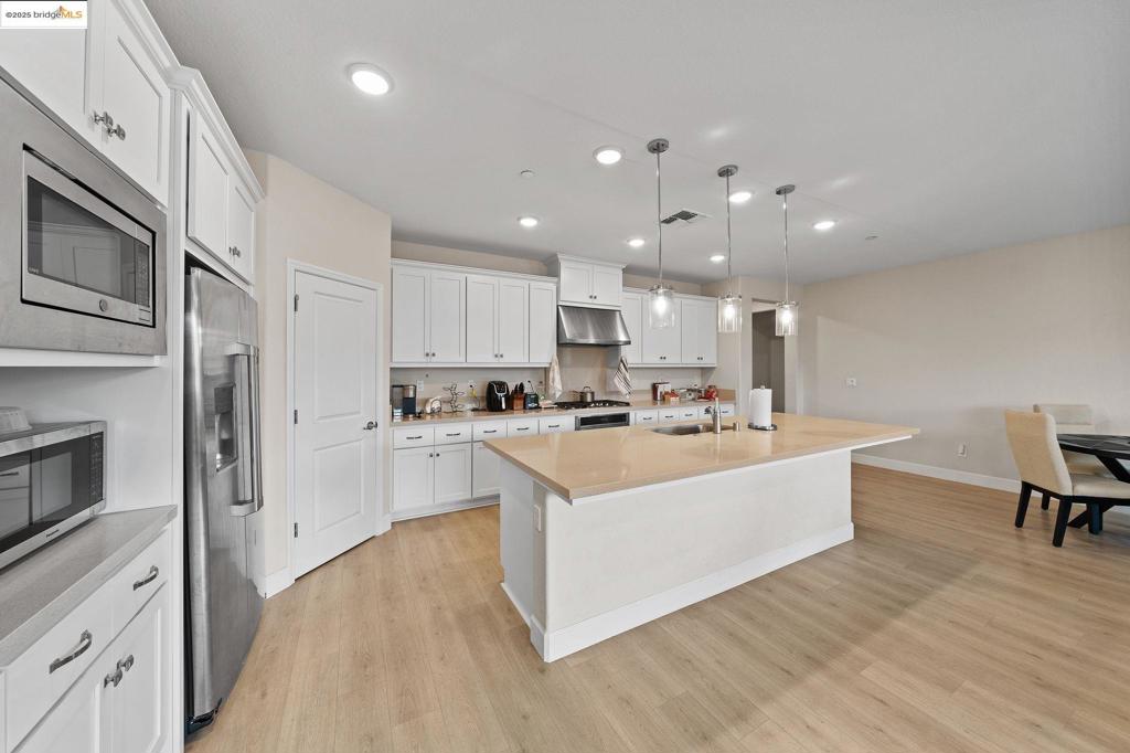 1052 Camborne Dr, Manteca, CA 95336