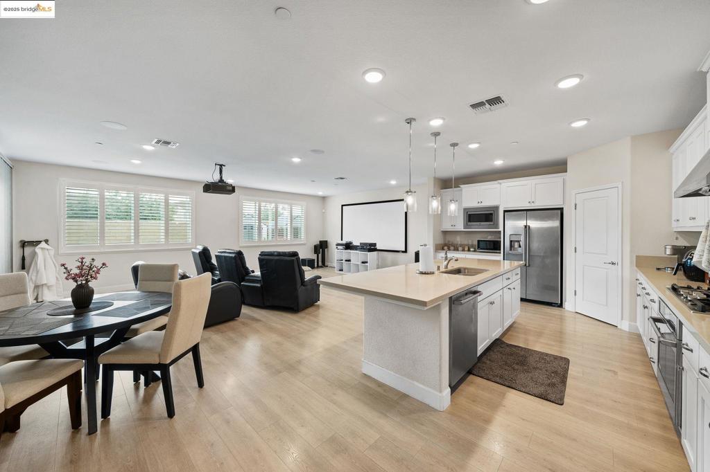 1052 Camborne Dr, Manteca, CA 95336