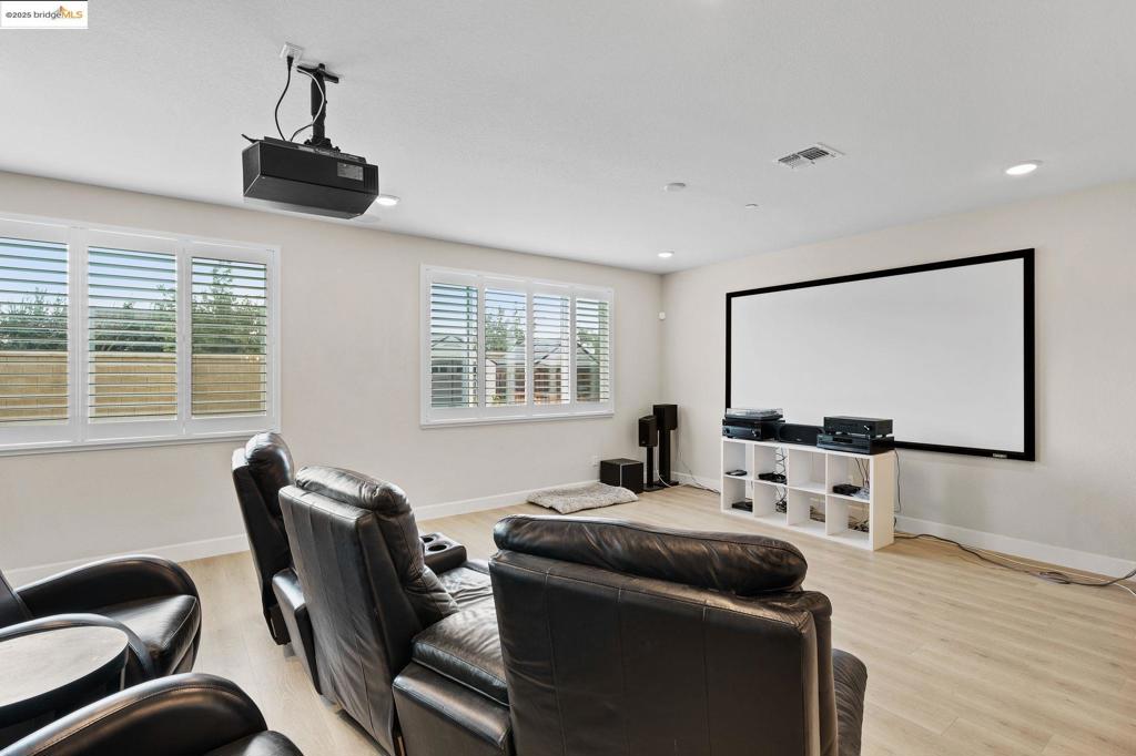 1052 Camborne Dr, Manteca, CA 95336