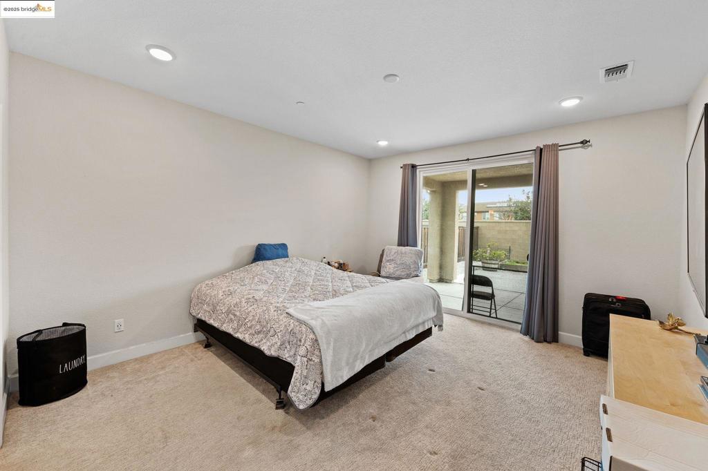 1052 Camborne Dr, Manteca, CA 95336