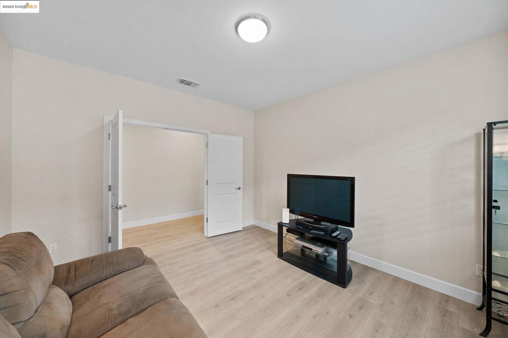 1052 Camborne Dr, Manteca, CA 95336