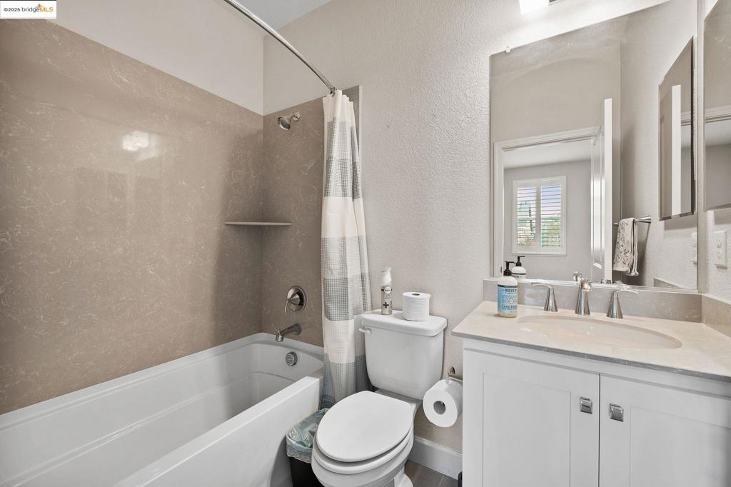 1052 Camborne Dr, Manteca, CA 95336