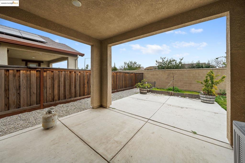 1052 Camborne Dr, Manteca, CA 95336