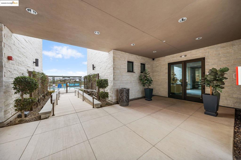 1052 Camborne Dr, Manteca, CA 95336