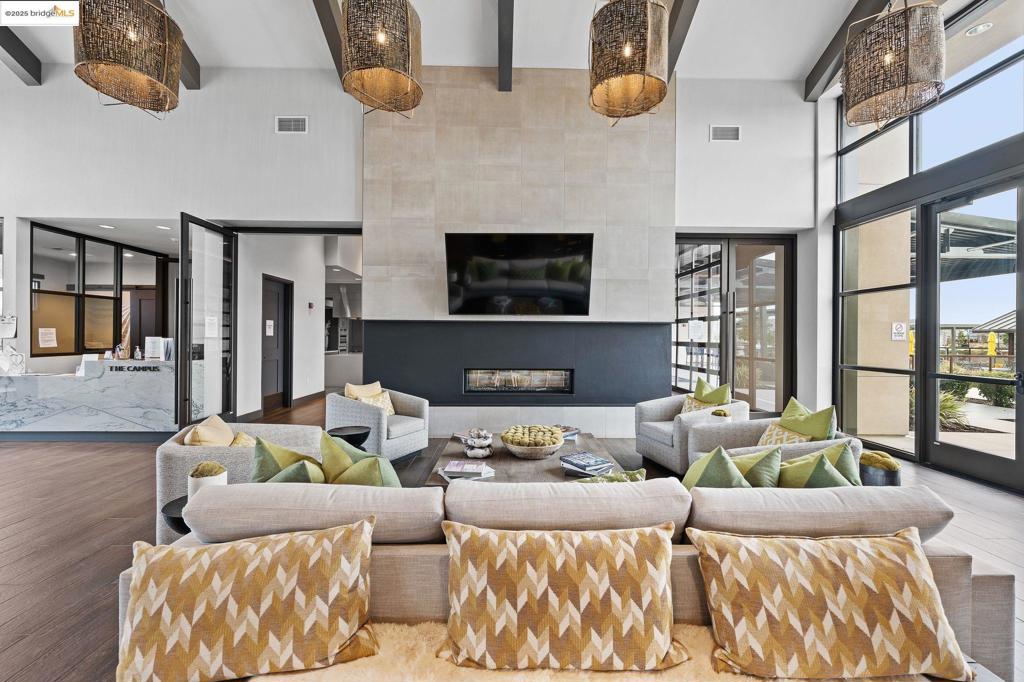 1052 Camborne Dr, Manteca, CA 95336