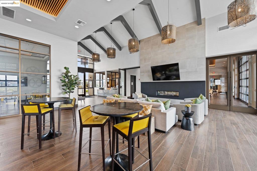 1052 Camborne Dr, Manteca, CA 95336