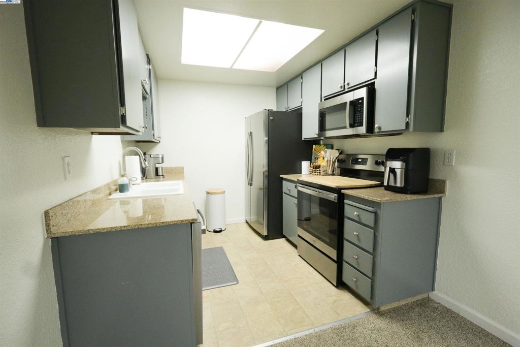 480 Cherry Ln #E, Manteca, CA 95337