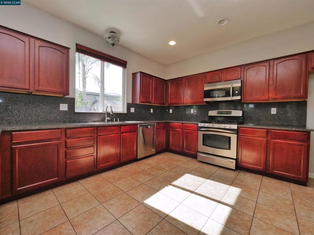 2035 Pasado Avenue, Manteca, CA 95336-7070