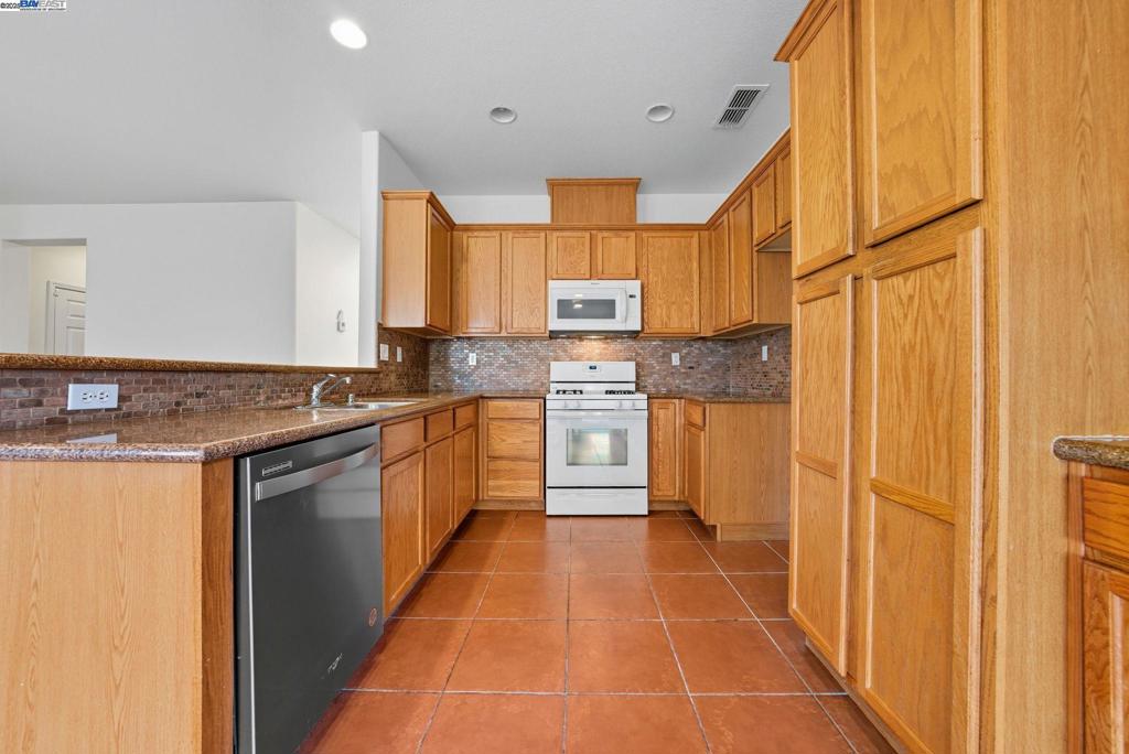 775 Sweetwood Ln, Patterson, CA 95363