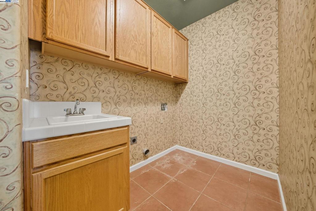 775 Sweetwood Ln, Patterson, CA 95363