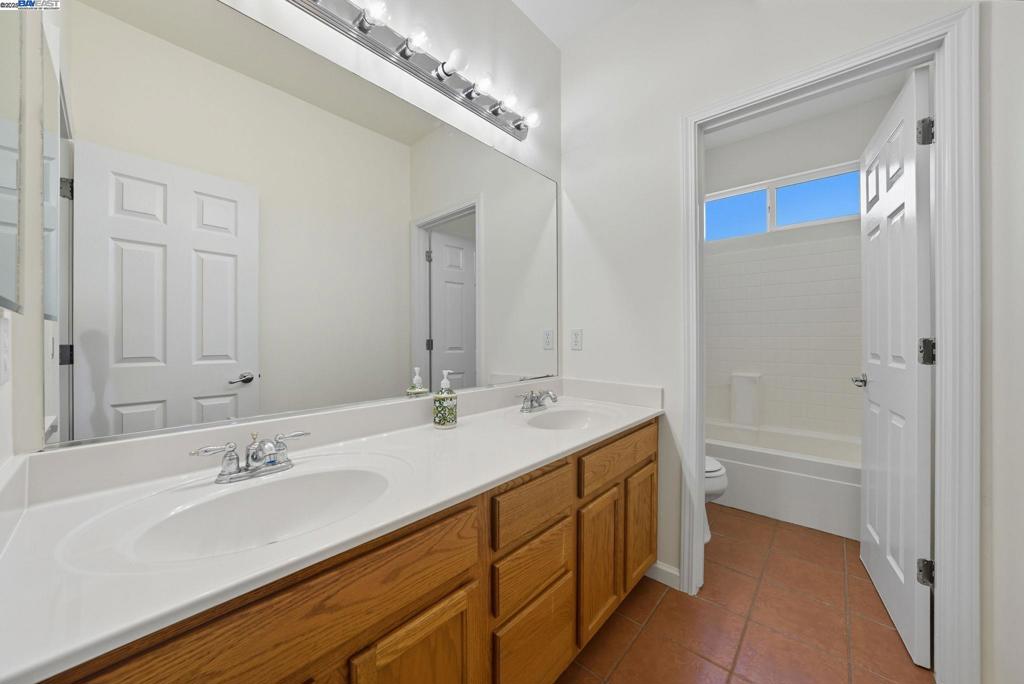 775 Sweetwood Ln, Patterson, CA 95363