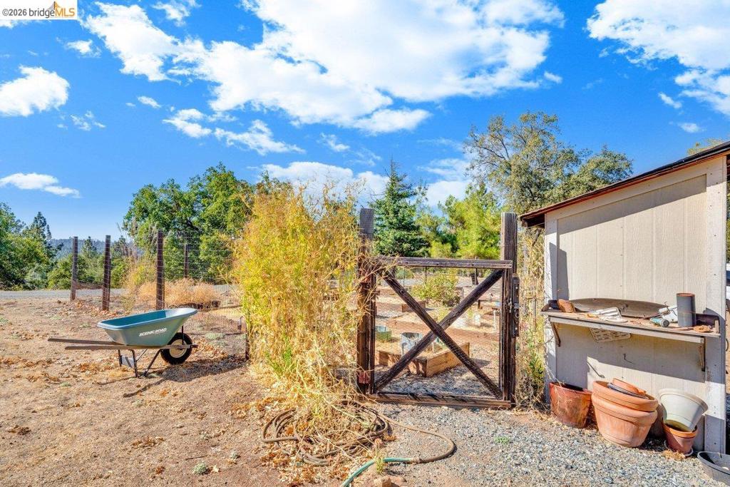 13700 Clements Rd, Groveland, CA 95321