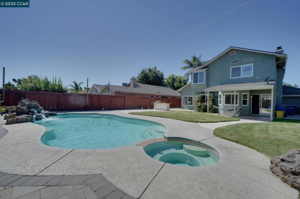 1210 Snow Ridge Ct, Modesto, CA 95351