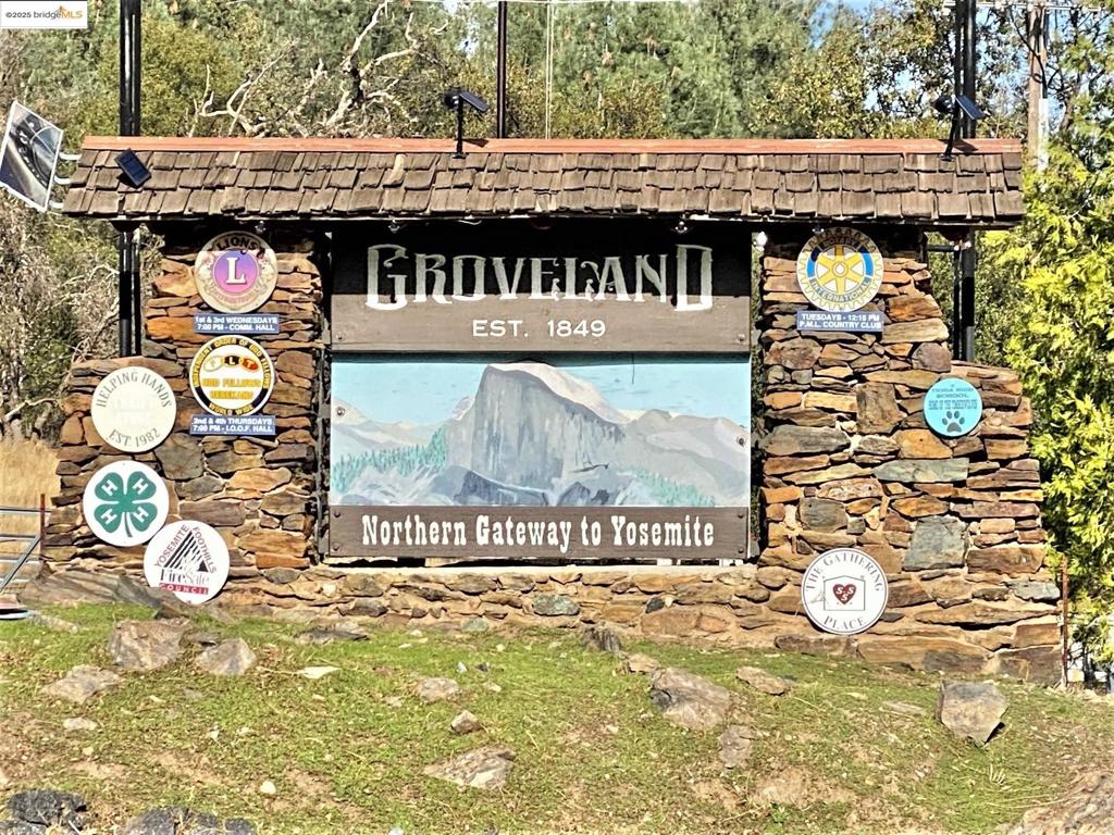 19621 Cottonwood St, Groveland, CA 95321-9372