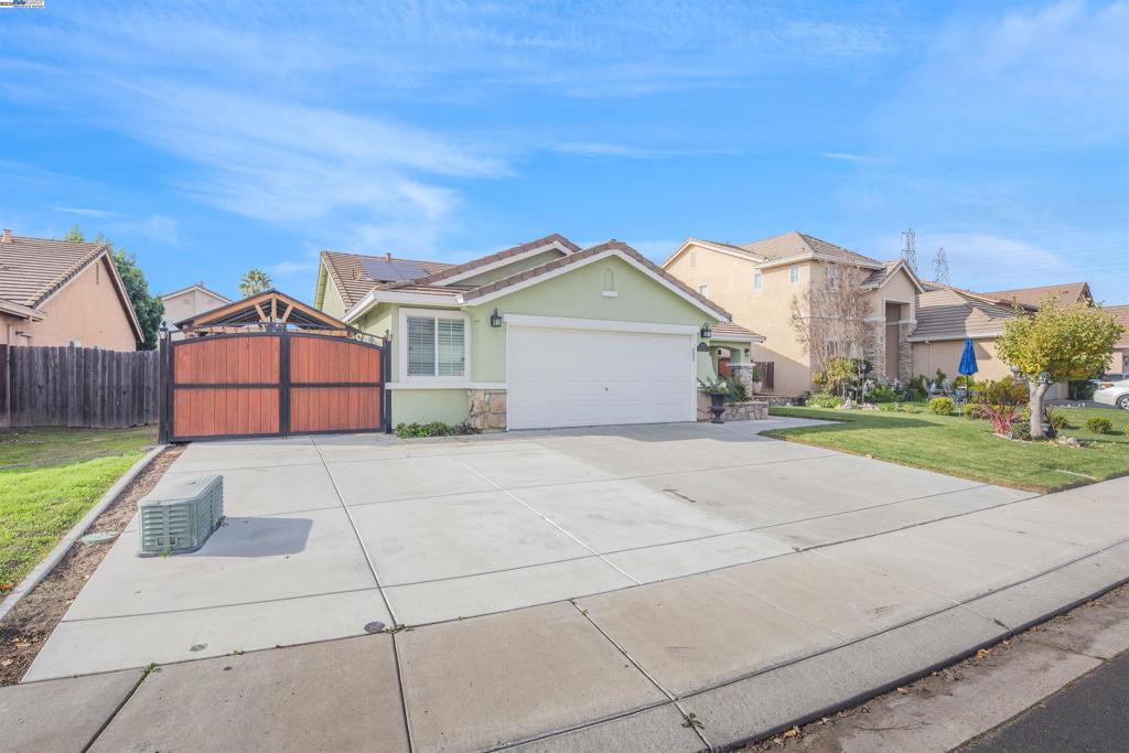 715 Bobcat Ln, Manteca, CA 95336