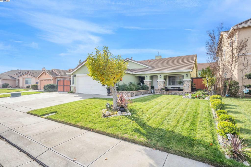 715 Bobcat Ln, Manteca, CA 95336