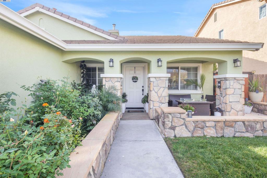 715 Bobcat Ln, Manteca, CA 95336