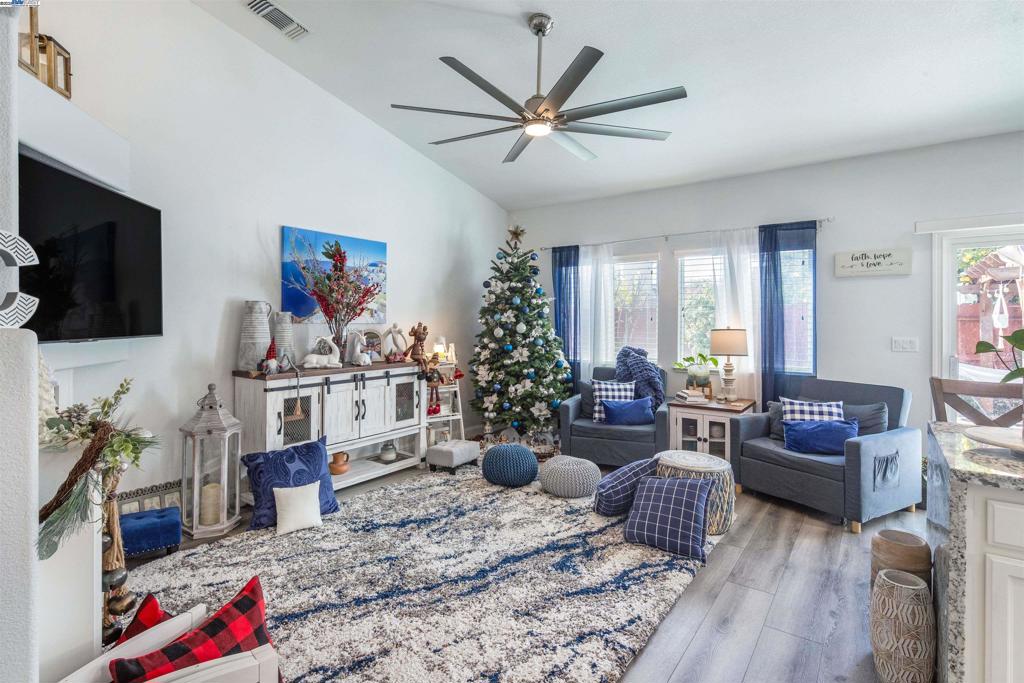 715 Bobcat Ln, Manteca, CA 95336