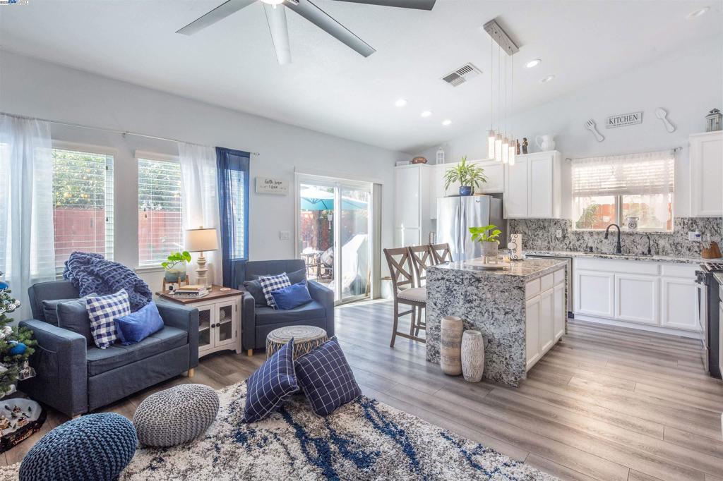 715 Bobcat Ln, Manteca, CA 95336