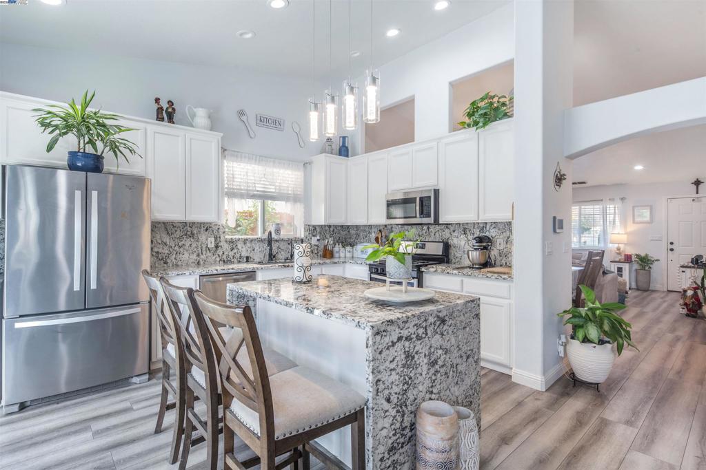 715 Bobcat Ln, Manteca, CA 95336