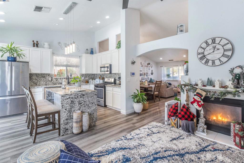 715 Bobcat Ln, Manteca, CA 95336