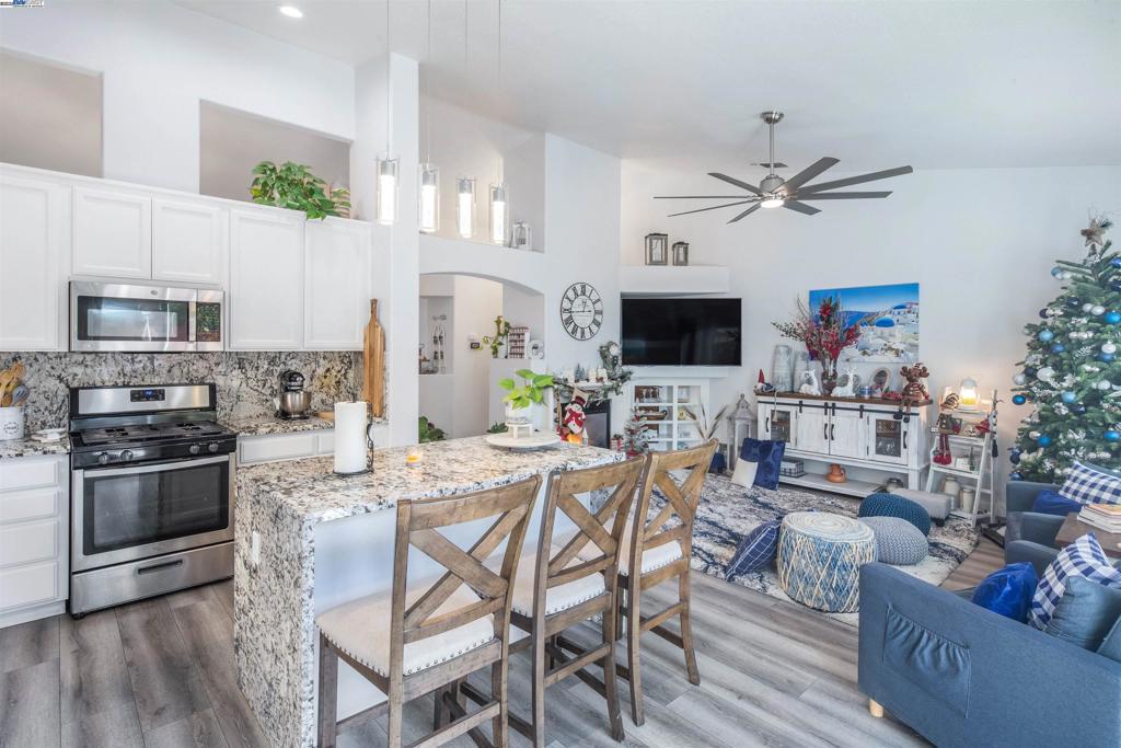 715 Bobcat Ln, Manteca, CA 95336