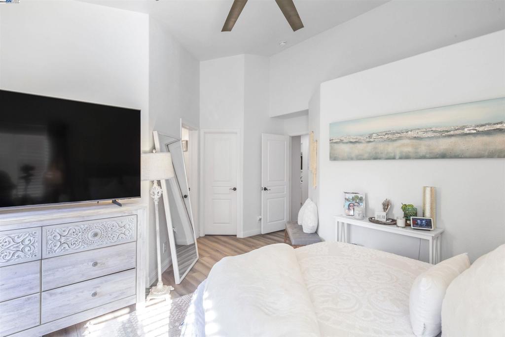 715 Bobcat Ln, Manteca, CA 95336