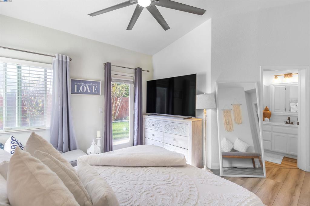 715 Bobcat Ln, Manteca, CA 95336