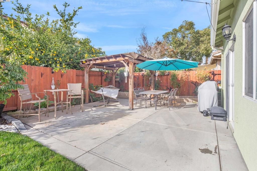 715 Bobcat Ln, Manteca, CA 95336