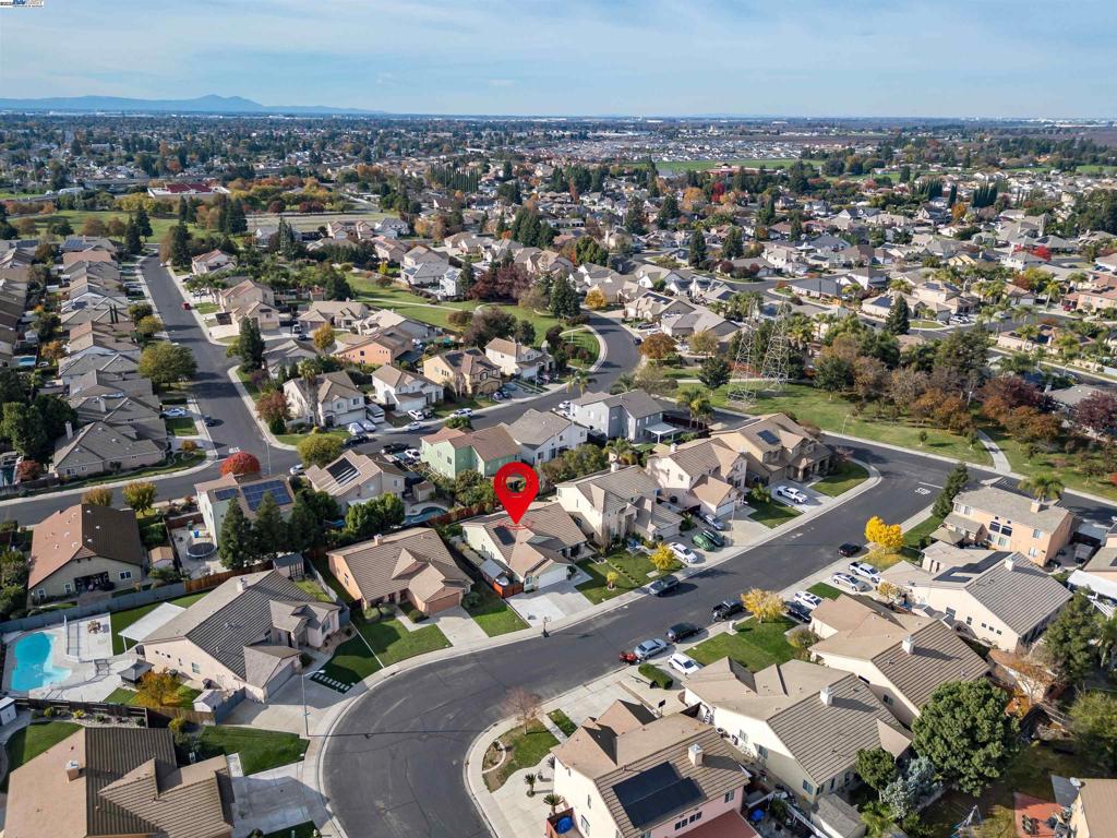 715 Bobcat Ln, Manteca, CA 95336