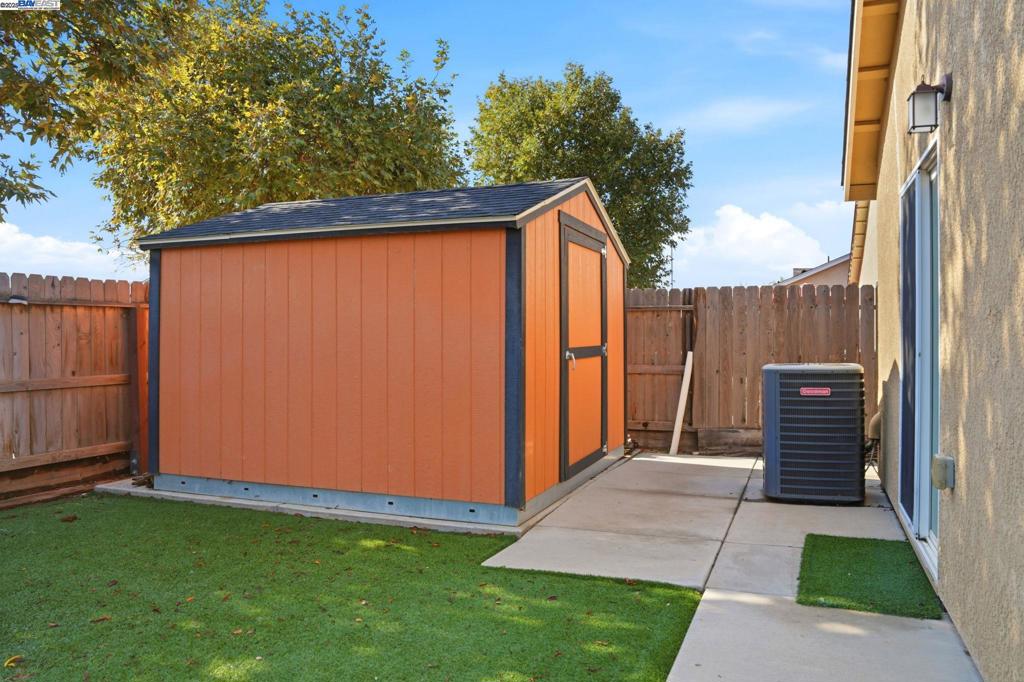 296 Dena Ct, Merced, CA 95341