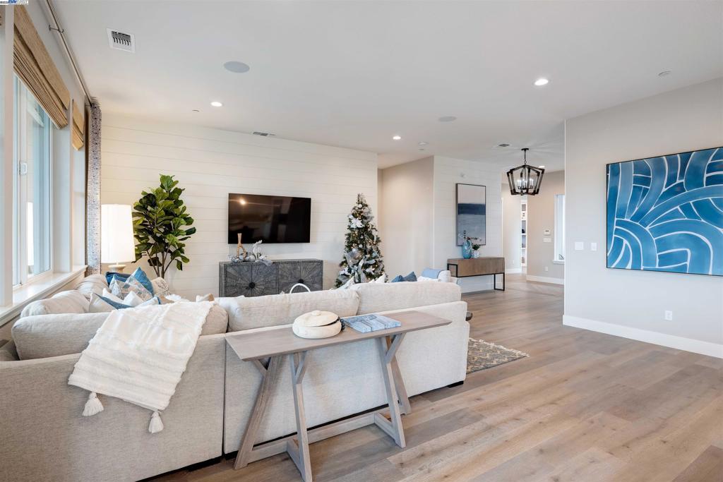 1371 Crescent Avenue, Manteca, CA 95336