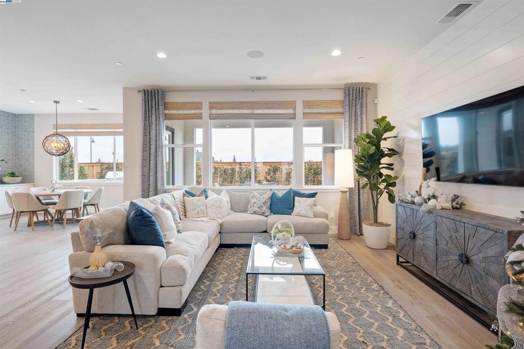 1371 Crescent Avenue, Manteca, CA 95336