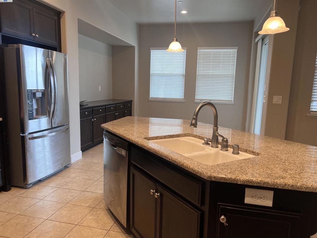 1110 Clearwater Creek Blvd, Manteca, CA 95336