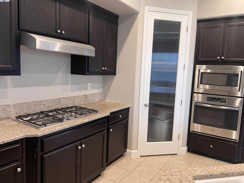 1110 Clearwater Creek Blvd, Manteca, CA 95336