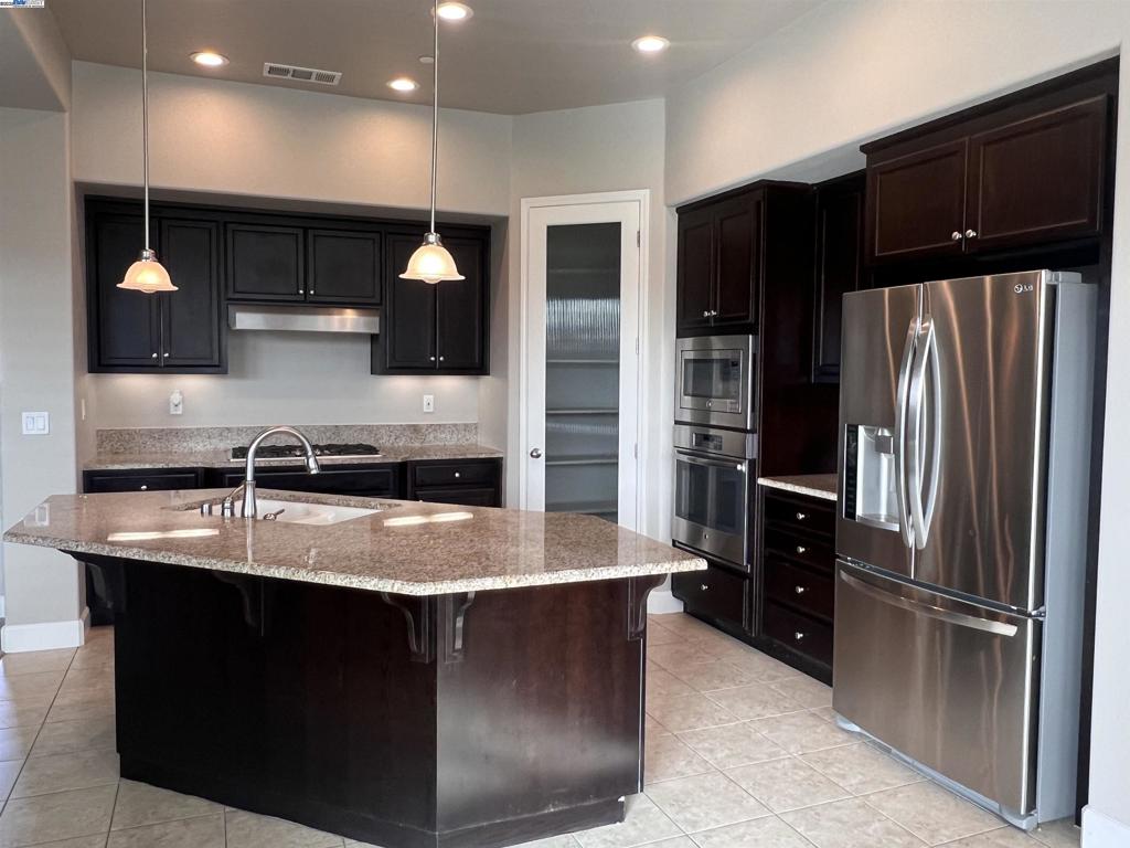 1110 Clearwater Creek Blvd, Manteca, CA 95336