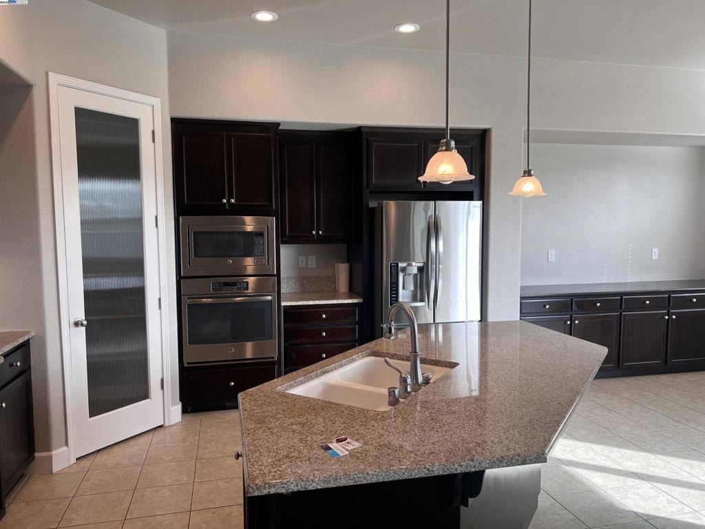 1110 Clearwater Creek Blvd, Manteca, CA 95336