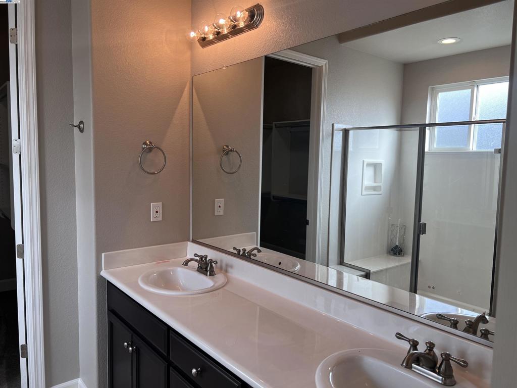 1110 Clearwater Creek Blvd, Manteca, CA 95336