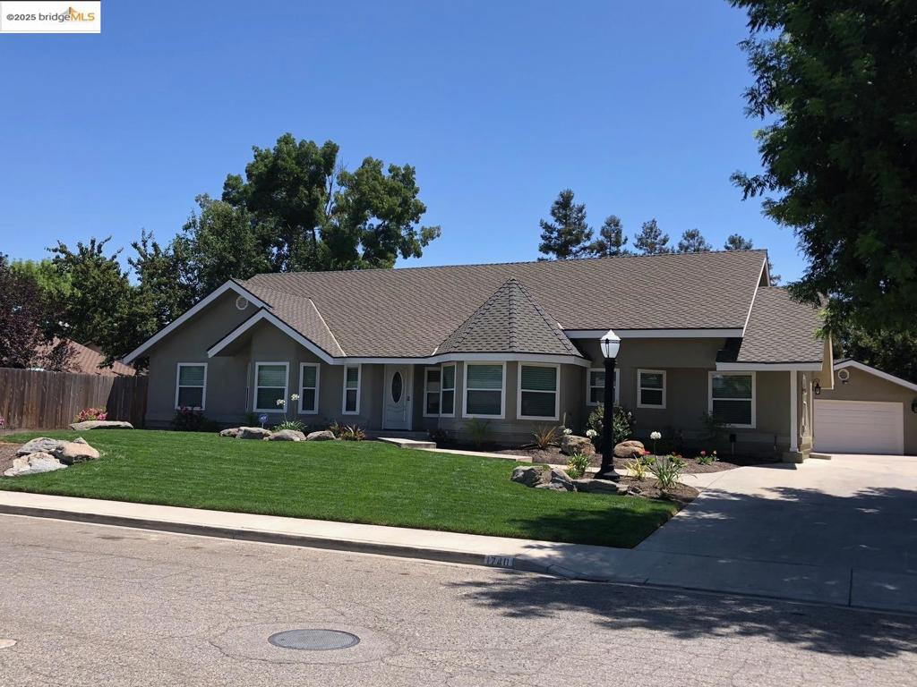 1740 S Teddy ST, Visalia, CA 93277