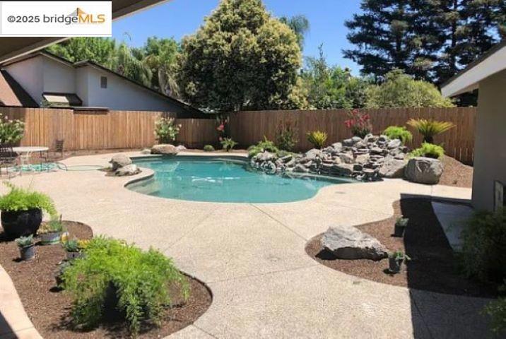 1740 S Teddy ST, Visalia, CA 93277