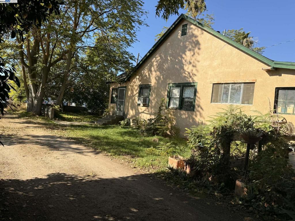 124 Yosemite Meadows Dr, Modesto, CA 95357