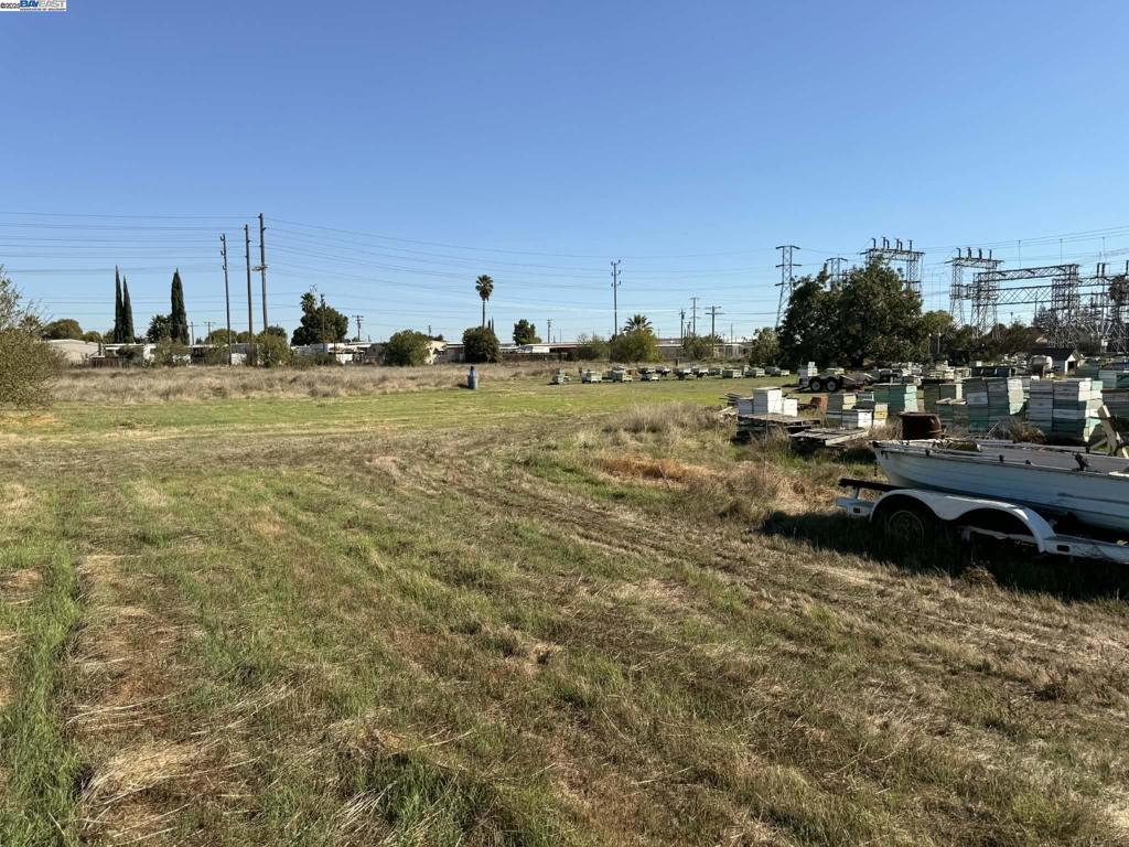 124 Yosemite Meadows Dr, Modesto, CA 95357