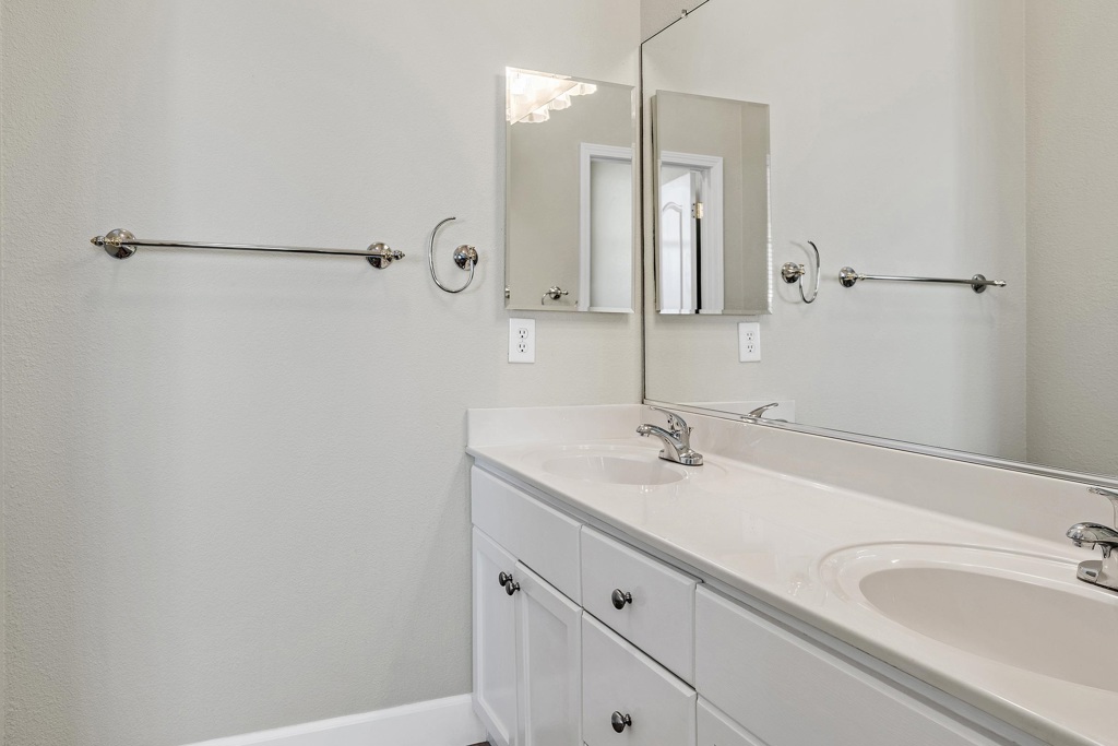 129 Little Johns Creek Dr, Oakdale, CA 95361