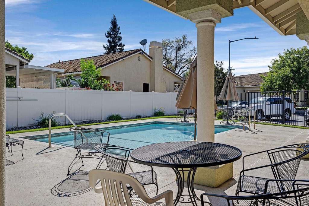 129 Little Johns Creek Dr, Oakdale, CA 95361