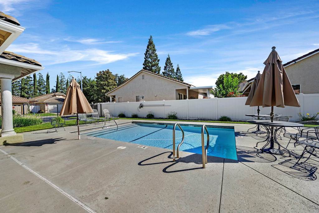 129 Little Johns Creek Dr, Oakdale, CA 95361