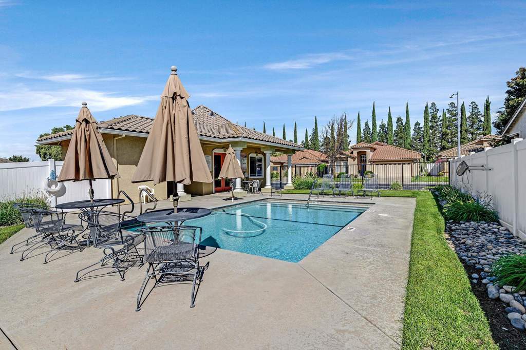 129 Little Johns Creek Dr, Oakdale, CA 95361