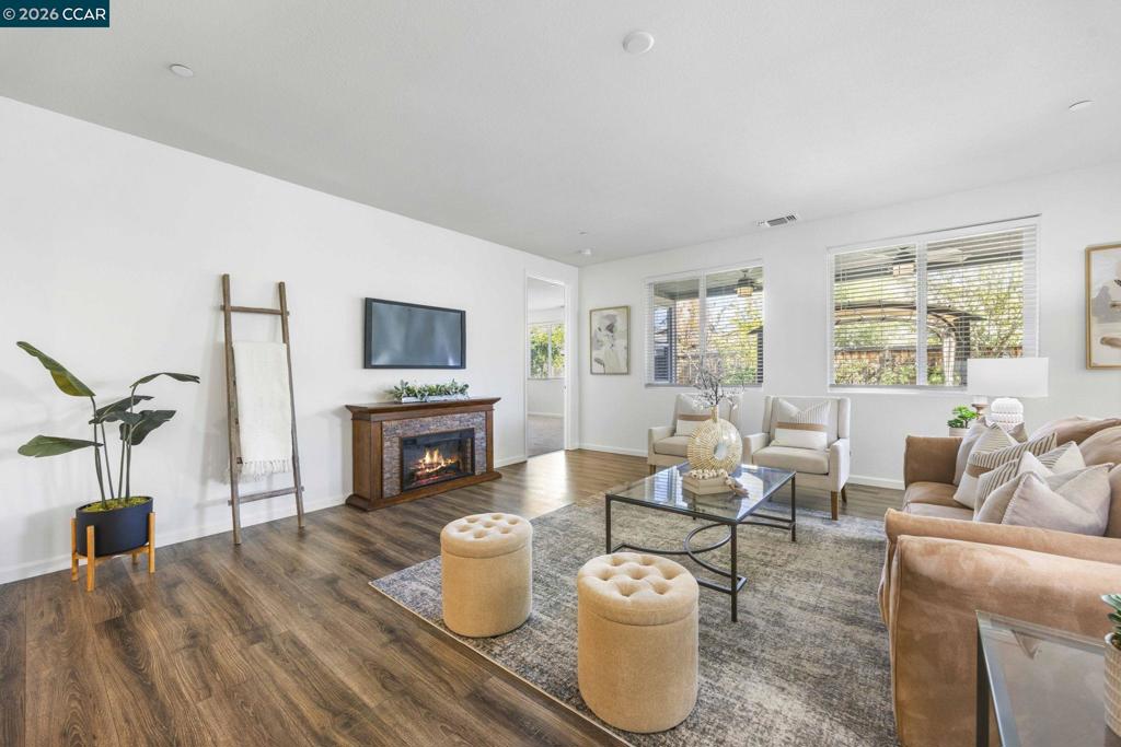 951 951 Dainty Ave, Brentwood (CC), CA 94513-1205